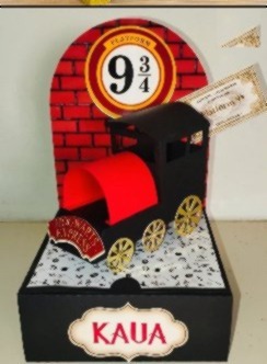 Caixa temática de trem preto e vermelho inspirado em plataforma de trem, com convite e nome Kaua
